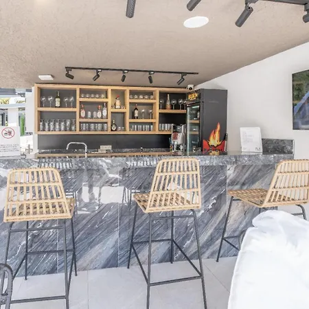 Ξενοδοχείο Mad Lara 3*